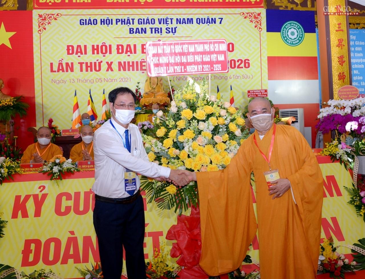 Ông Nguyễn Thành Trung đại diện Ủy ban MTTQVN TP.HCM trao tặng hoa chúc mừng đại hội Ông Nguyễn Thành Trung đại diện Ủy ban MTTQVN TP.HCM trao tặng hoa chúc mừng đại hội