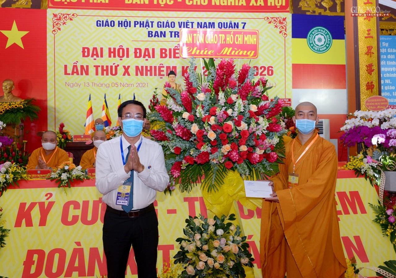 Đại đức Thích Hoằng Ninh đại diện Ban Trị sự Phật giáo quận 7 nhận lẵng hoa và quà từ Ban Tôn giáo TP.HCM Đại đức Thích Hoằng Ninh đại diện Ban Trị sự Phật giáo quận 7 nhận lẵng hoa và quà từ Ban Tôn giáo TP.HCM