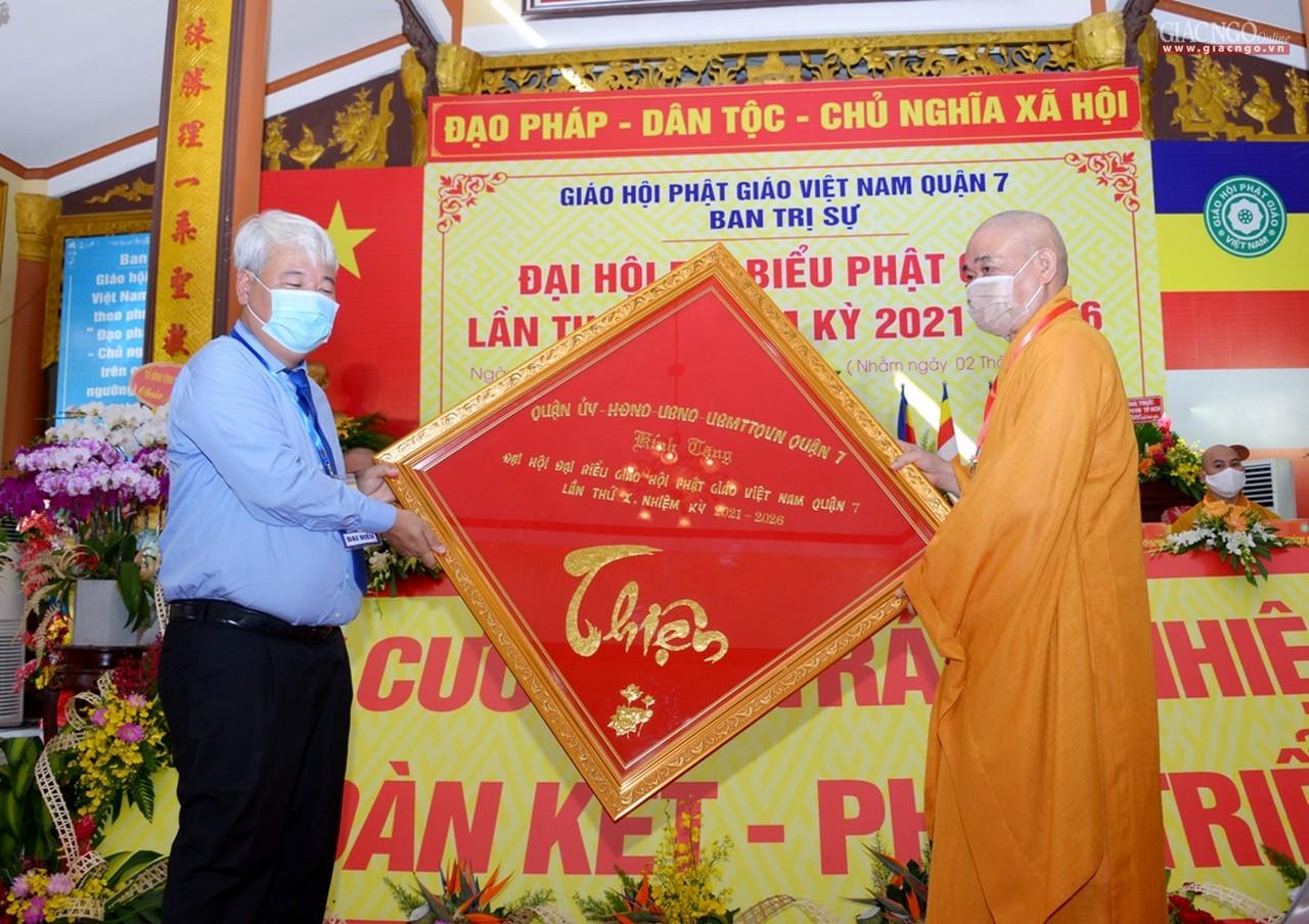 Đại diện Quận ủy, HĐND, UBND, Ủy Ban MTTQVN quận 7 trao tặng khánh vàng đến Ban Trị sự quận 7 nhiệm kỳ 2016-2021 Đại diện Quận ủy, HĐND, UBND, Ủy Ban MTTQVN quận 7 trao tặng khánh vàng đến Ban Trị sự quận 7 nhiệm kỳ 2016-2021