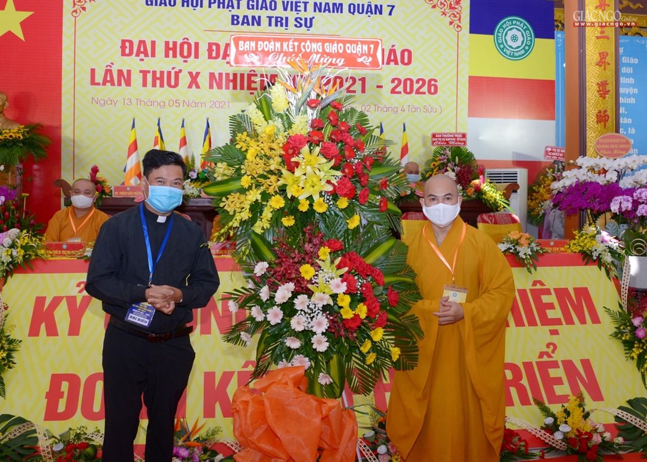 Đại diện Ban Đoàn kết Công giáo quận 7 tặng hoa chúc mừng đại hội Đại diện Ban Đoàn kết Công giáo quận 7 tặng hoa chúc mừng đại hội