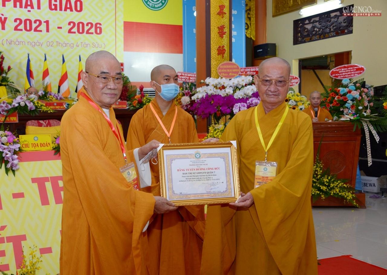 Hòa thượng Thích Huệ Văn trao Bằng tuyên dương công đức đến Hòa thượng Thích Lãng Huỳnh Hòa thượng Thích Huệ Văn trao Bằng tuyên dương công đức đến Hòa thượng Thích Lãng Huỳnh