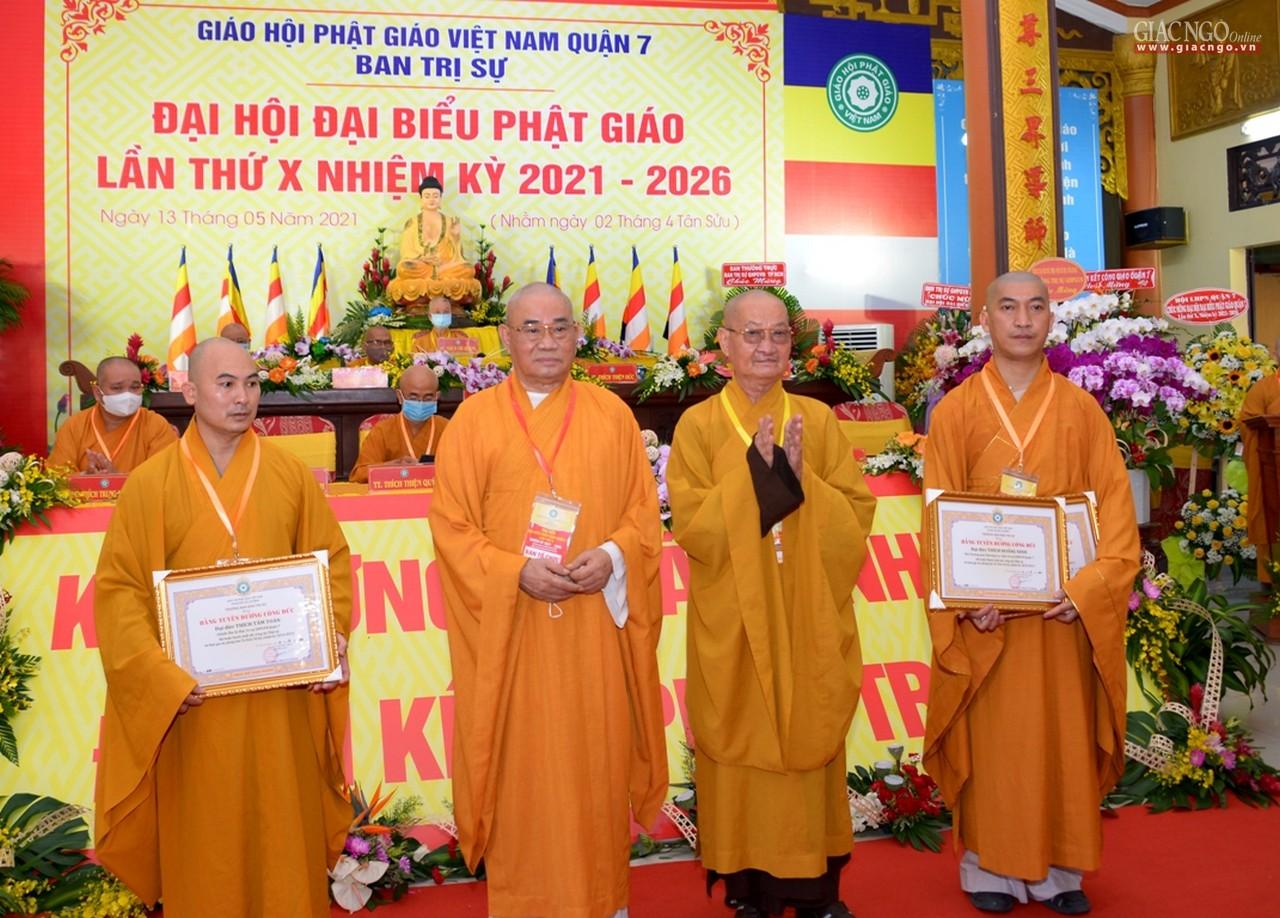 Hòa thượng Thích Huệ Văn trao bằng tuyên dương công đức cho 3 cá nhân và bằng công đức cho 26 tập thể, 25 cá nhân Hòa thượng Thích Huệ Văn trao bằng tuyên dương công đức cho 3 cá nhân và bằng công đức cho 26 tập thể, 25 cá nhân