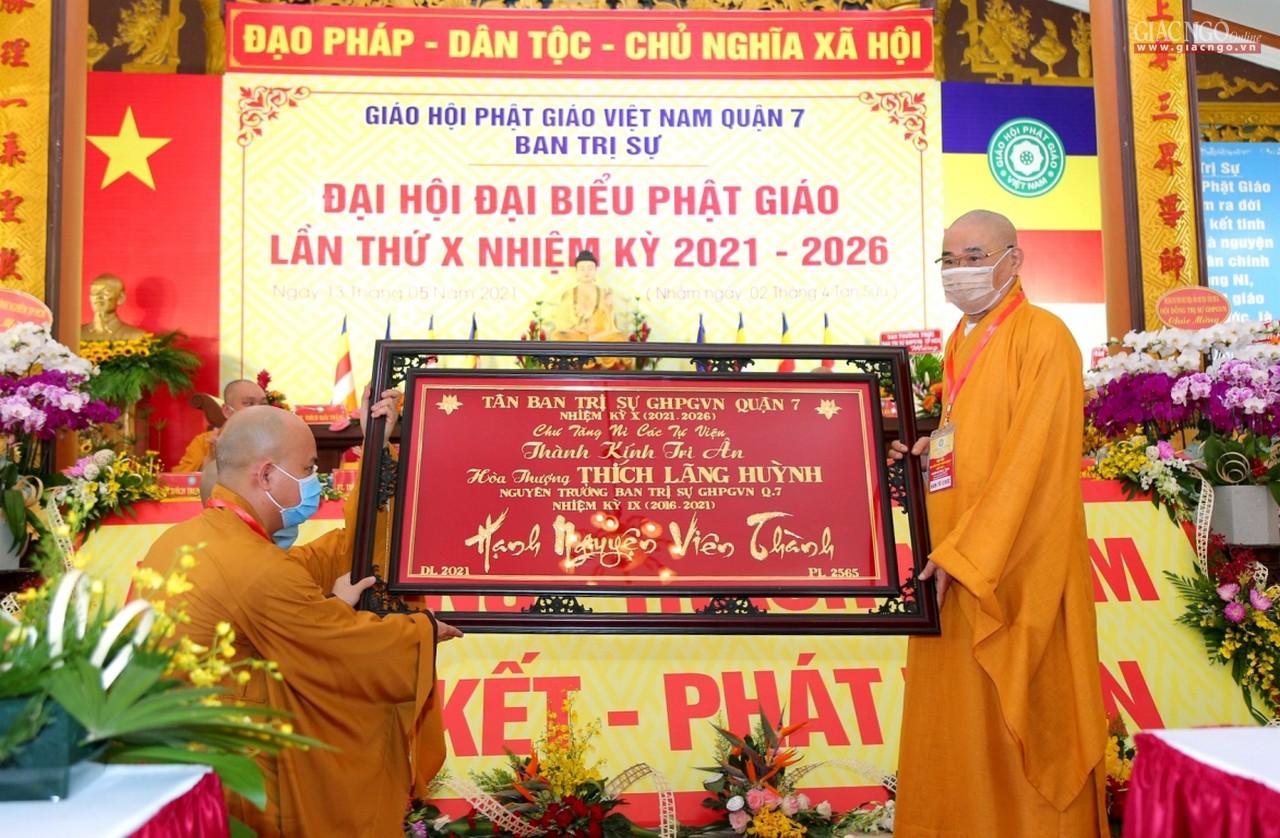 Tân Ban Trị sự dâng khánh vàng đến Hòa thượng Thích Lãng Huỳnh Tân Ban Trị sự dâng khánh vàng đến Hòa thượng Thích Lãng Huỳnh