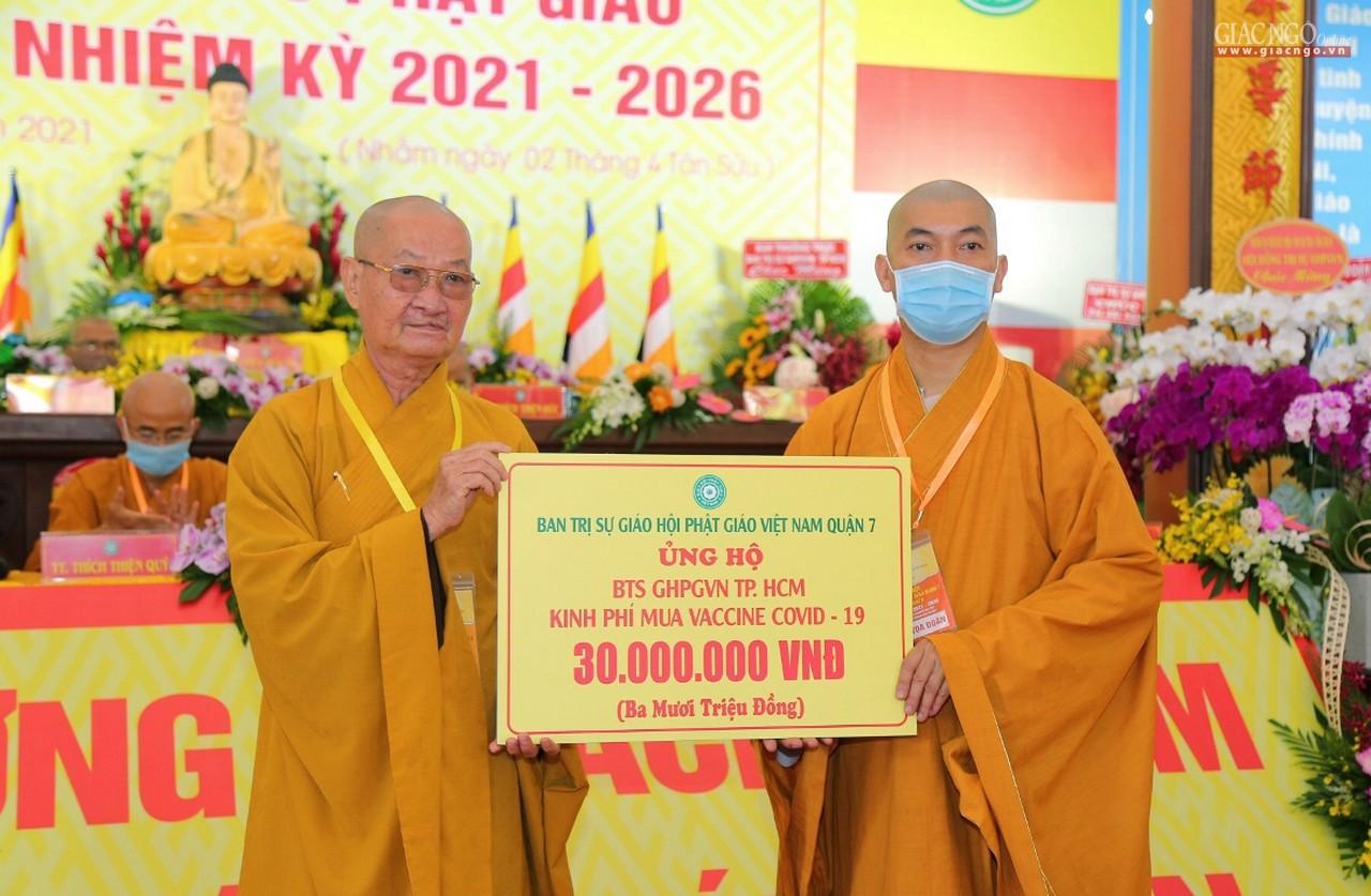 Ban Trị sự Phật giáo quận 7 trao 30 triệu đồng ủng hộ kinh phí mua Vaccine phòng covid-19 Ban Trị sự Phật giáo quận 7 trao 30 triệu đồng ủng hộ kinh phí mua Vaccine phòng covid-19