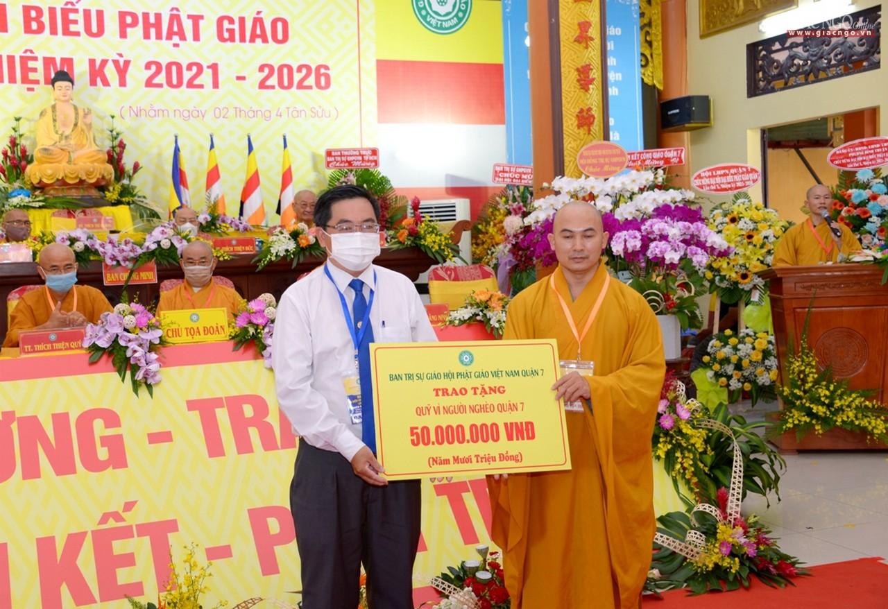 Ban Trị sự Phật giáo quận 7 trao tặng 50 triệu đồng cho Quỹ "Vì người nghèo" quận nhà Ban Trị sự Phật giáo quận 7 trao tặng 50 triệu đồng cho Quỹ "Vì người nghèo" quận nhà