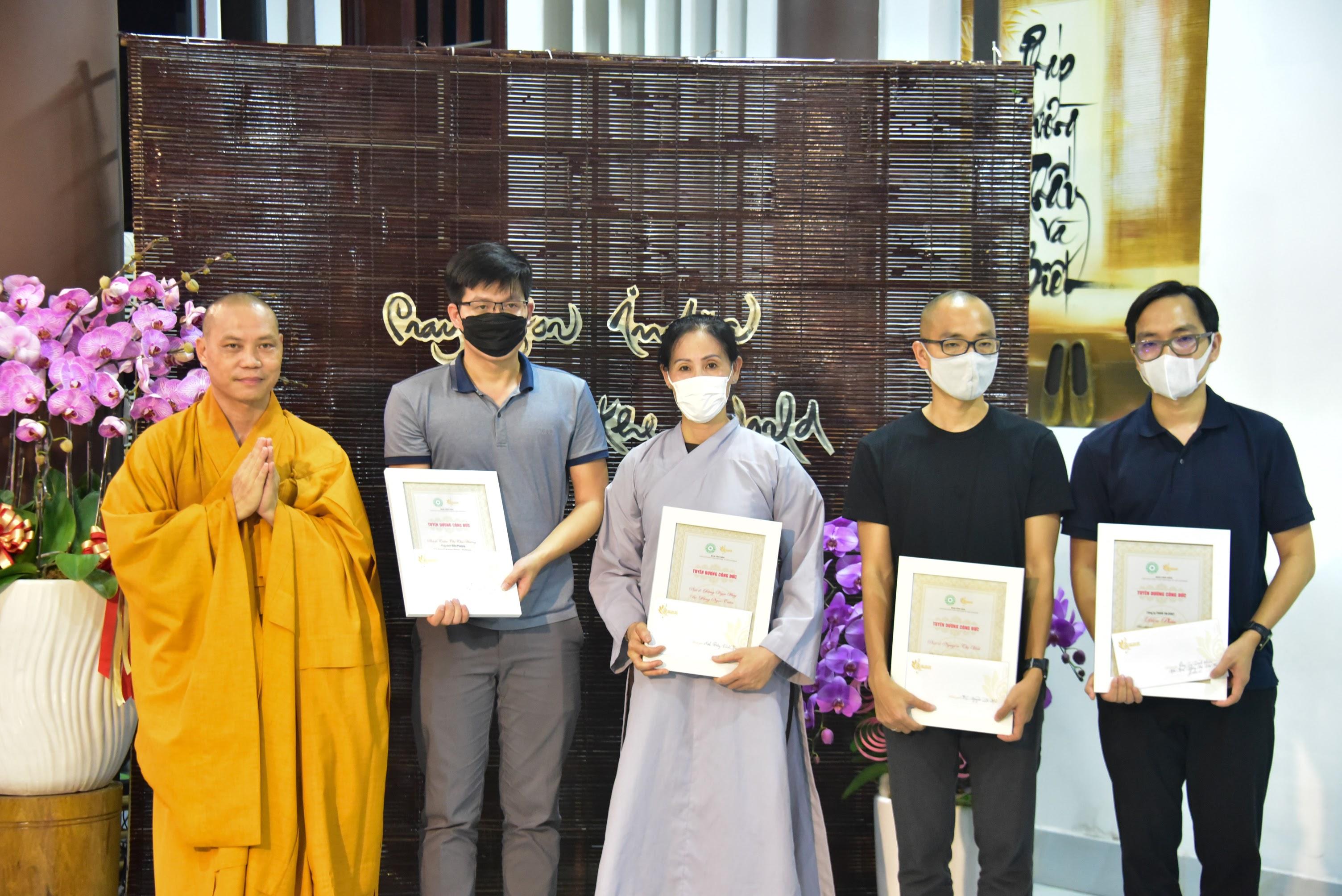 Thượng toạ Thích Trí Chơn trao lời tri ân đến các mạnh thường quân đã hỗ trợ Thượng toạ Thích Trí Chơn trao lời tri ân đến các mạnh thường quân đã hỗ trợ