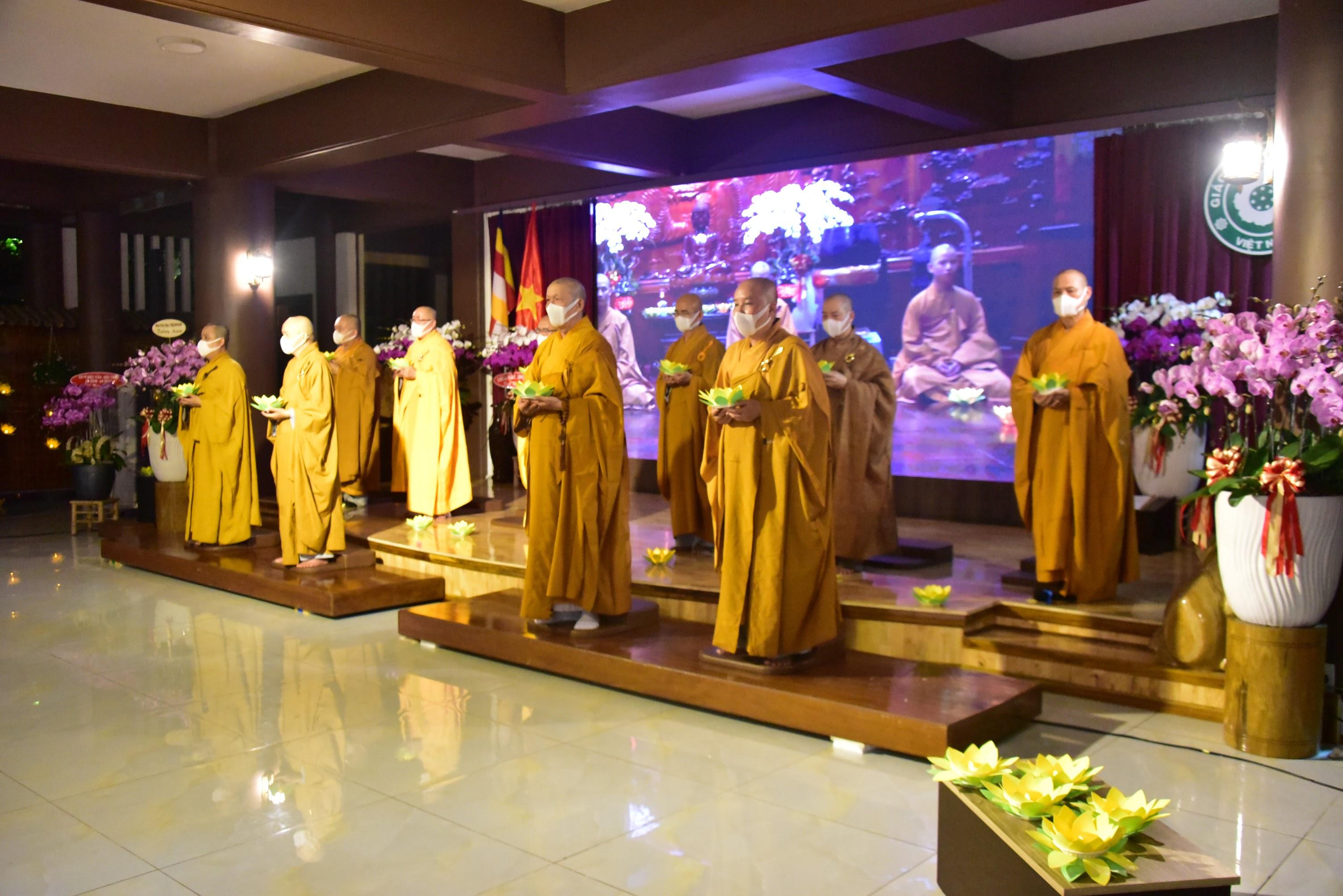 Chư tôn đức tại buổi lễ thắp nến Chư tôn đức tại buổi lễ thắp nến