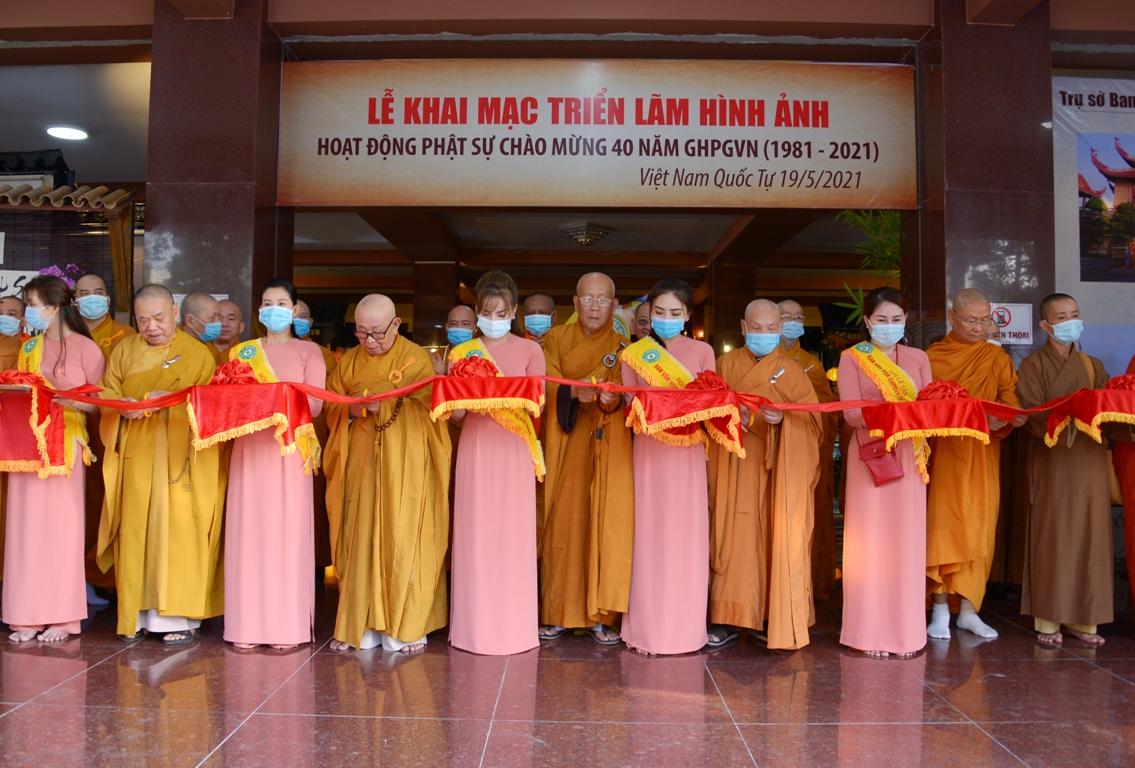 Chư tôn đức cắt băng khai mạc