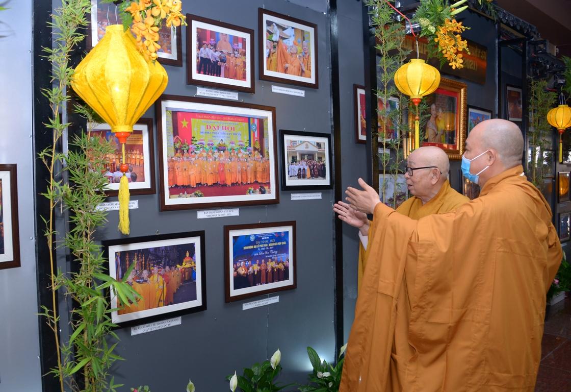 Hòa thượng Thích Như Tín (trái) ôn lại nhiều kỷ niệm qua các tư liệu ảnh