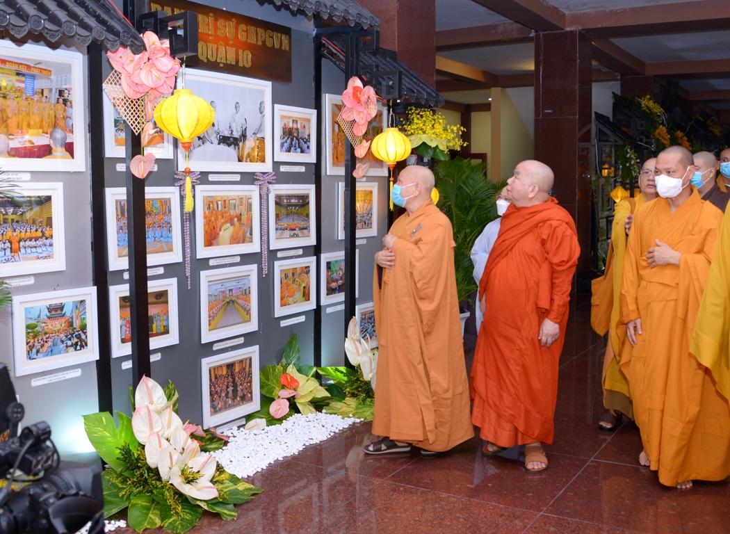 Chư tôn đức quang lâm thưởng lãm