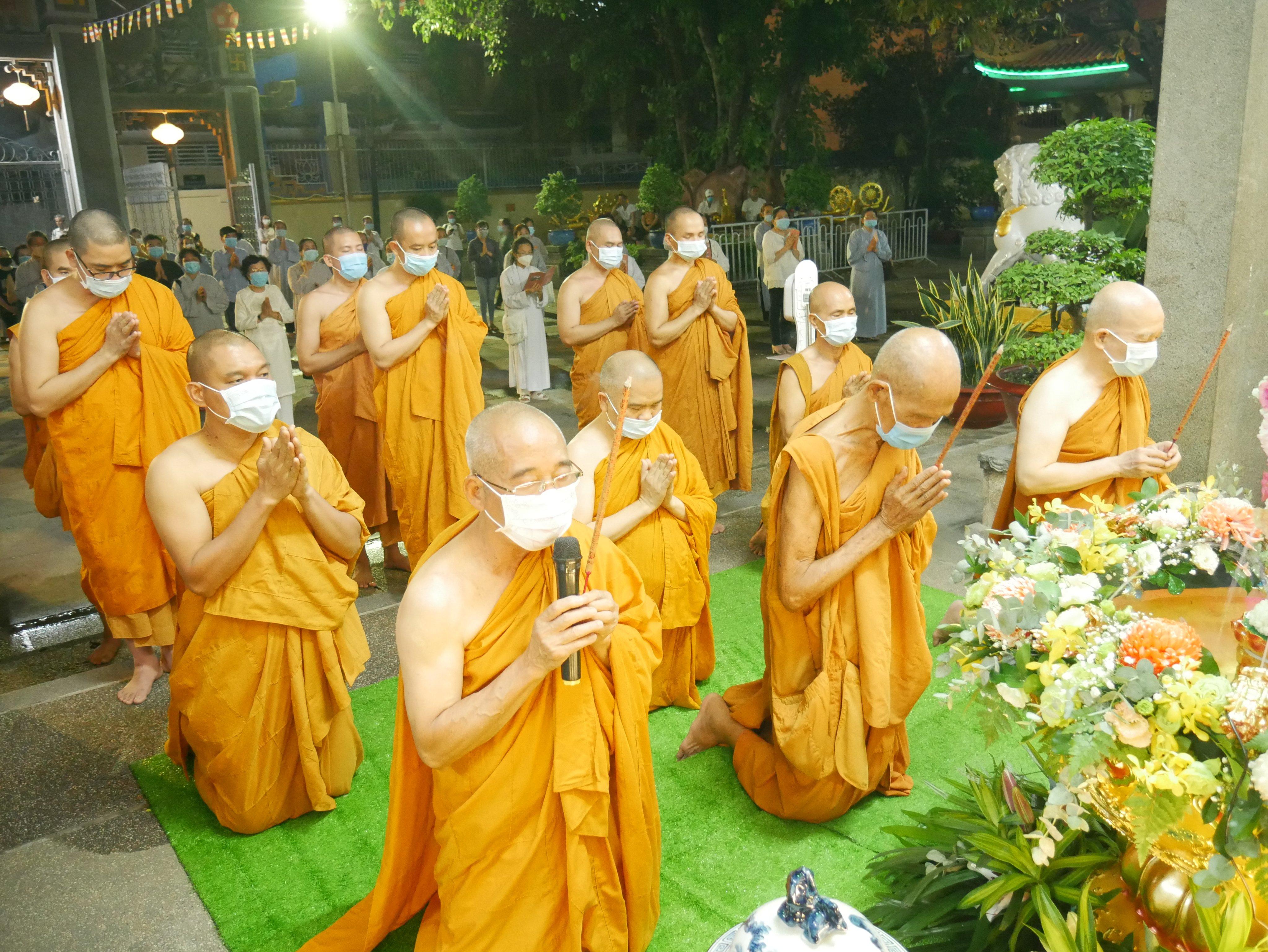 Chư tôn đức niêm hương Chư tôn đức niêm hương