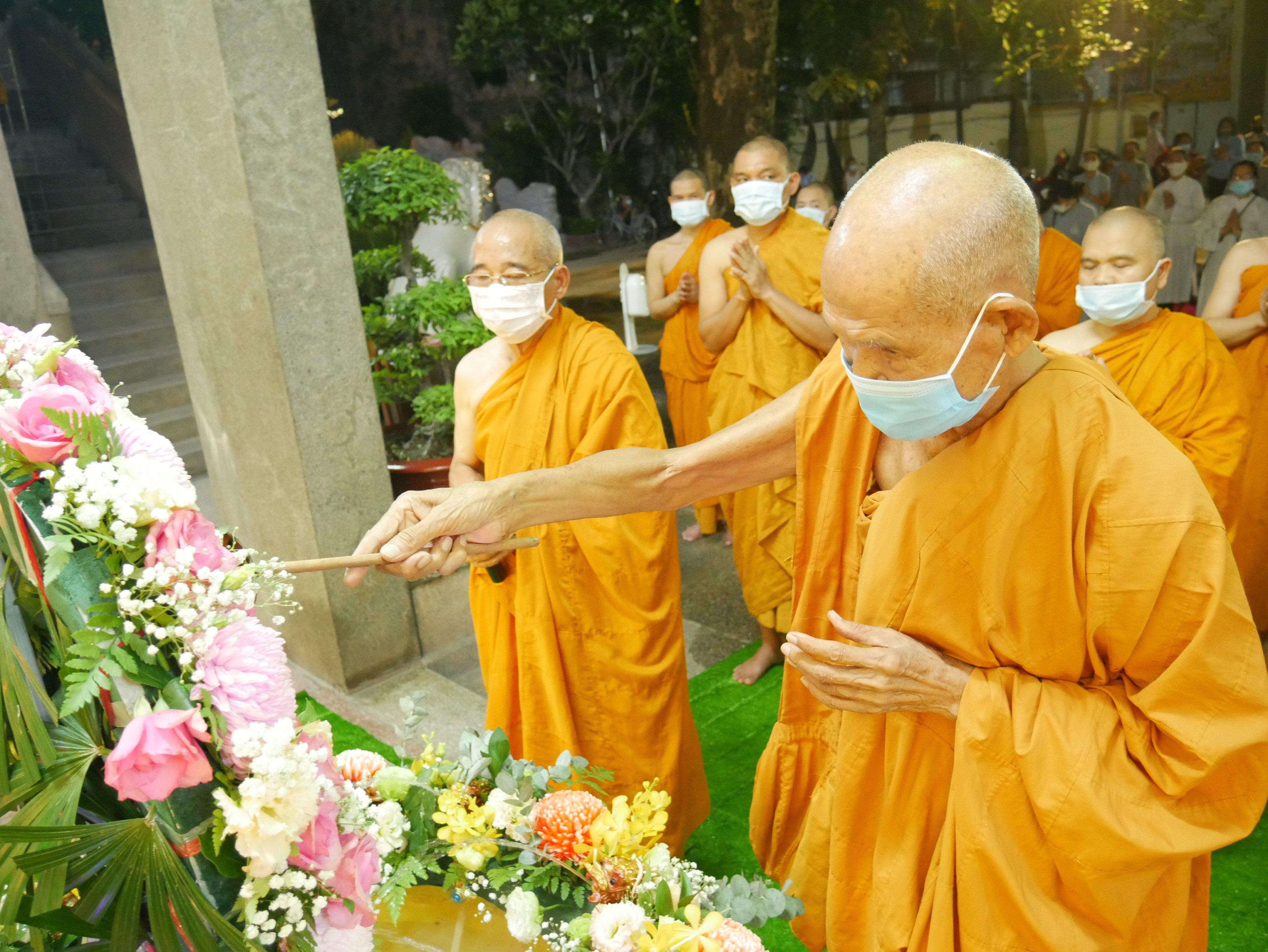 Trưởng lão Hòa thượng Thích Giác Tường thực hiện Tắm Phật Trưởng lão Hòa thượng Thích Giác Tường thực hiện Tắm Phật