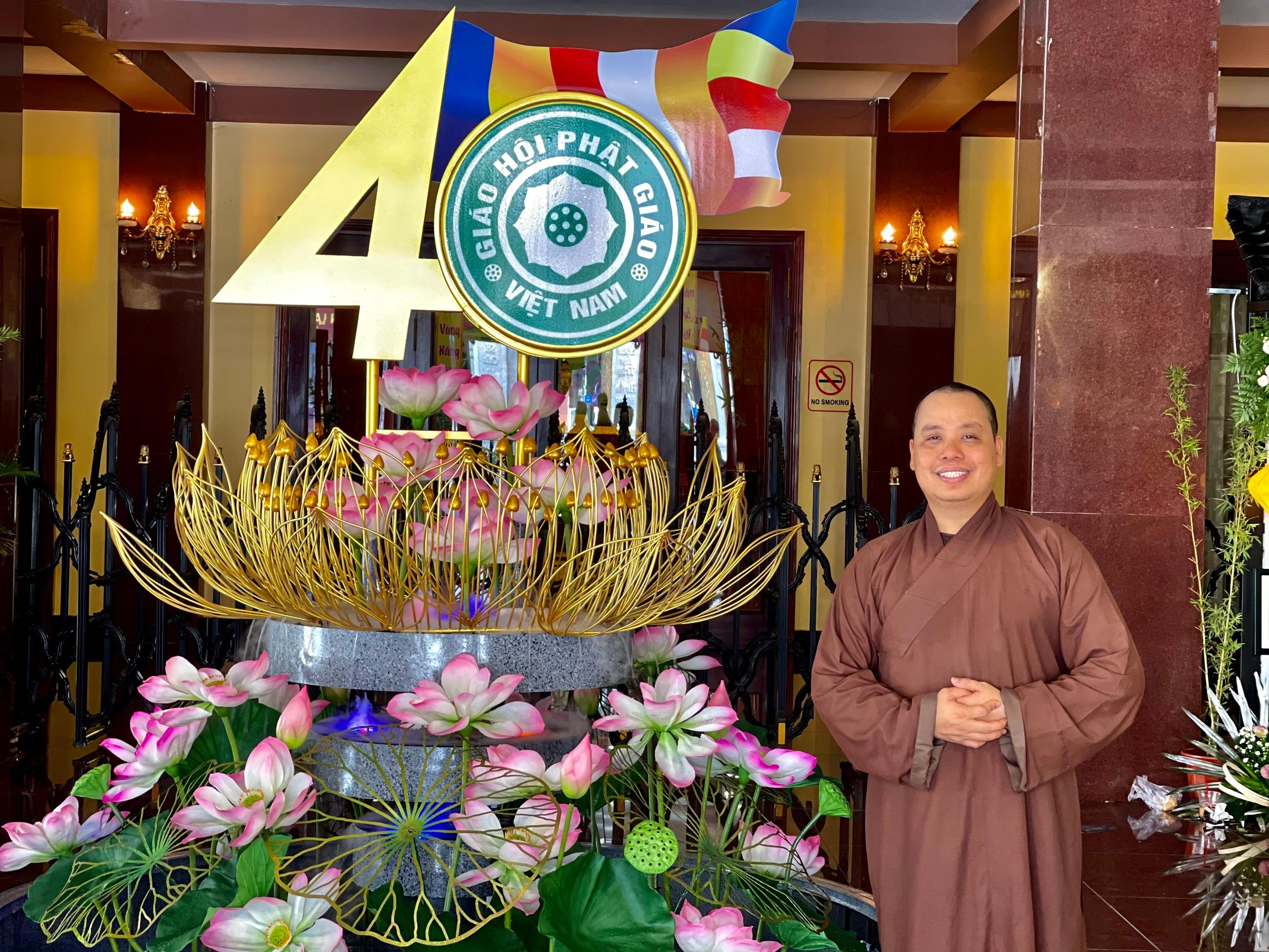 Đại đức Thích Chí Giác Thông dành nhiều thời gian hỗ trợ cho các quận huyện trong công tác thu thập và kiểm chứng tư liệu ảnh