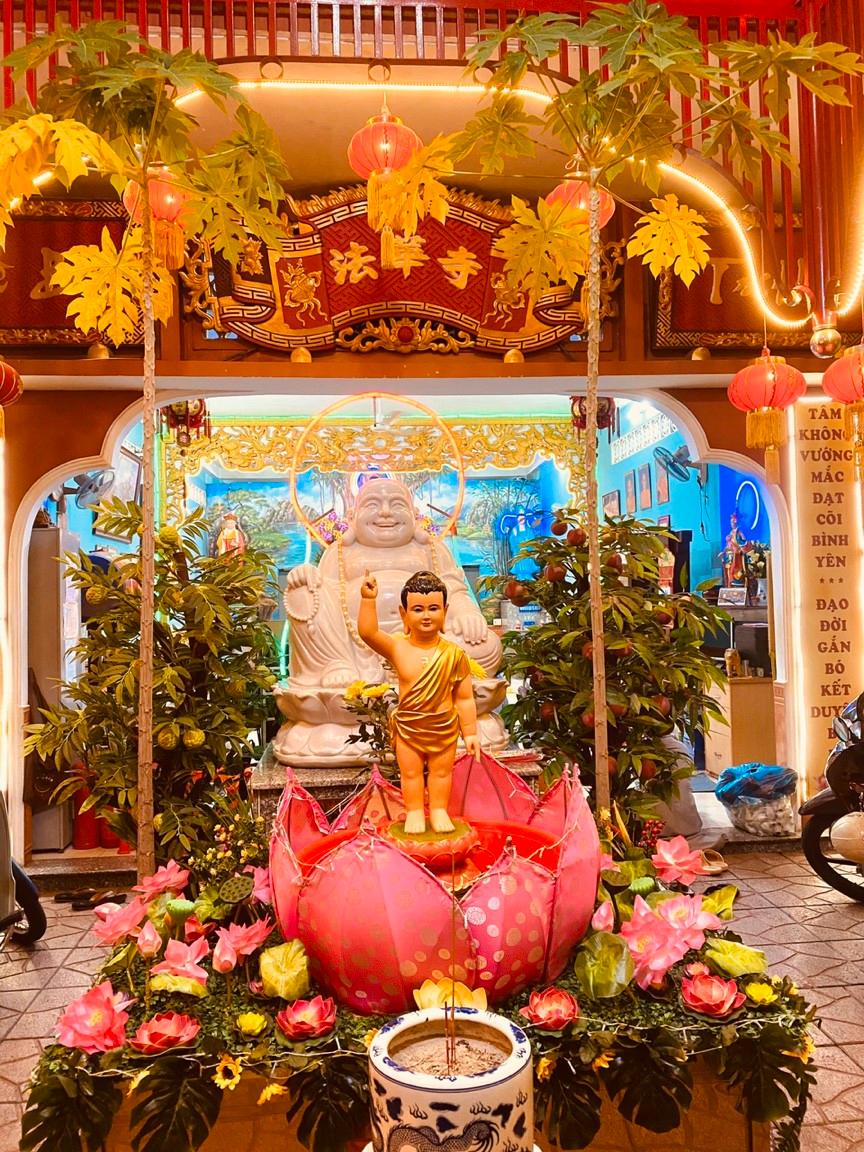 Chào mừng Lễ đài Phật đản sanh! Đây là thời điểm tuyệt vời để hưởng lễ và đắm mình trong không khí trang trọng, thiêng liêng của ngày lễ. Hãy xem bức ảnh liên quan để cùng nhau chiêm ngưỡng vẻ đẹp của Lễ đài Phật đản sanh nhé!