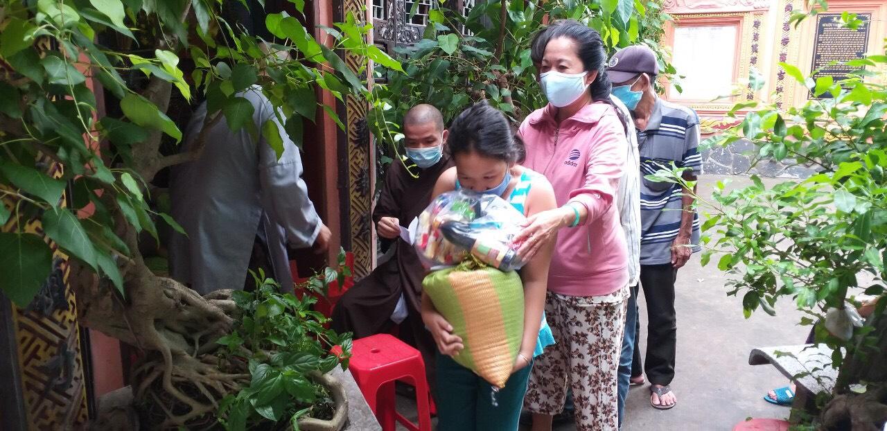 Nhiều hoàn cảnh khó khăn được nhận quà nhân Đại lễ Phật đản - Ảnh: Đồng Phước Nhiều hoàn cảnh khó khăn được nhận quà nhân Đại lễ Phật đản - Ảnh: Đồng Phước