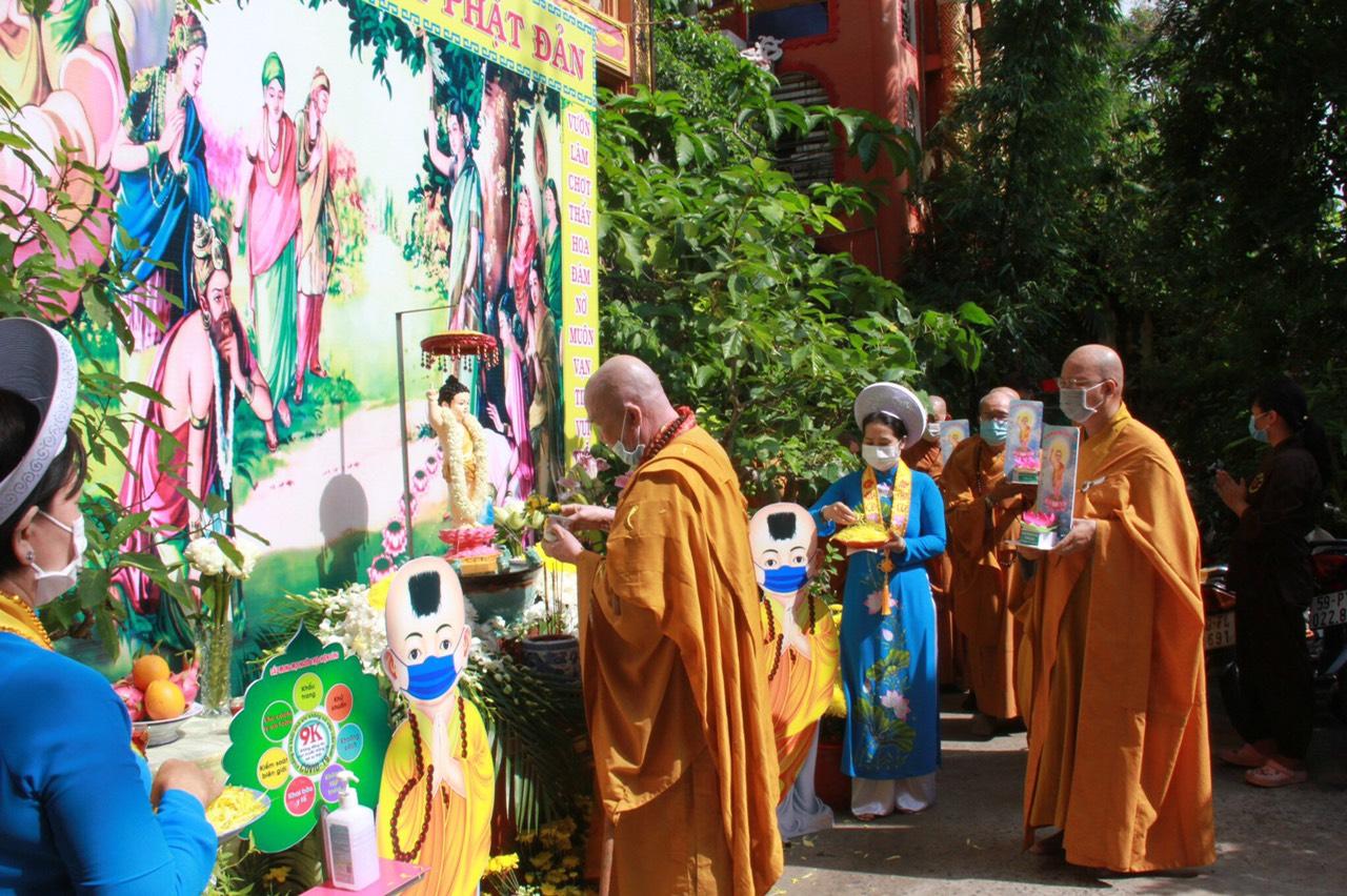 Hoà thượng Thích Thanh Sơn chủ trì nghi thức Tắm Phật - Ảnh: Đồng Phước Hoà thượng Thích Thanh Sơn chủ trì nghi thức Tắm Phật - Ảnh: Đồng Phước