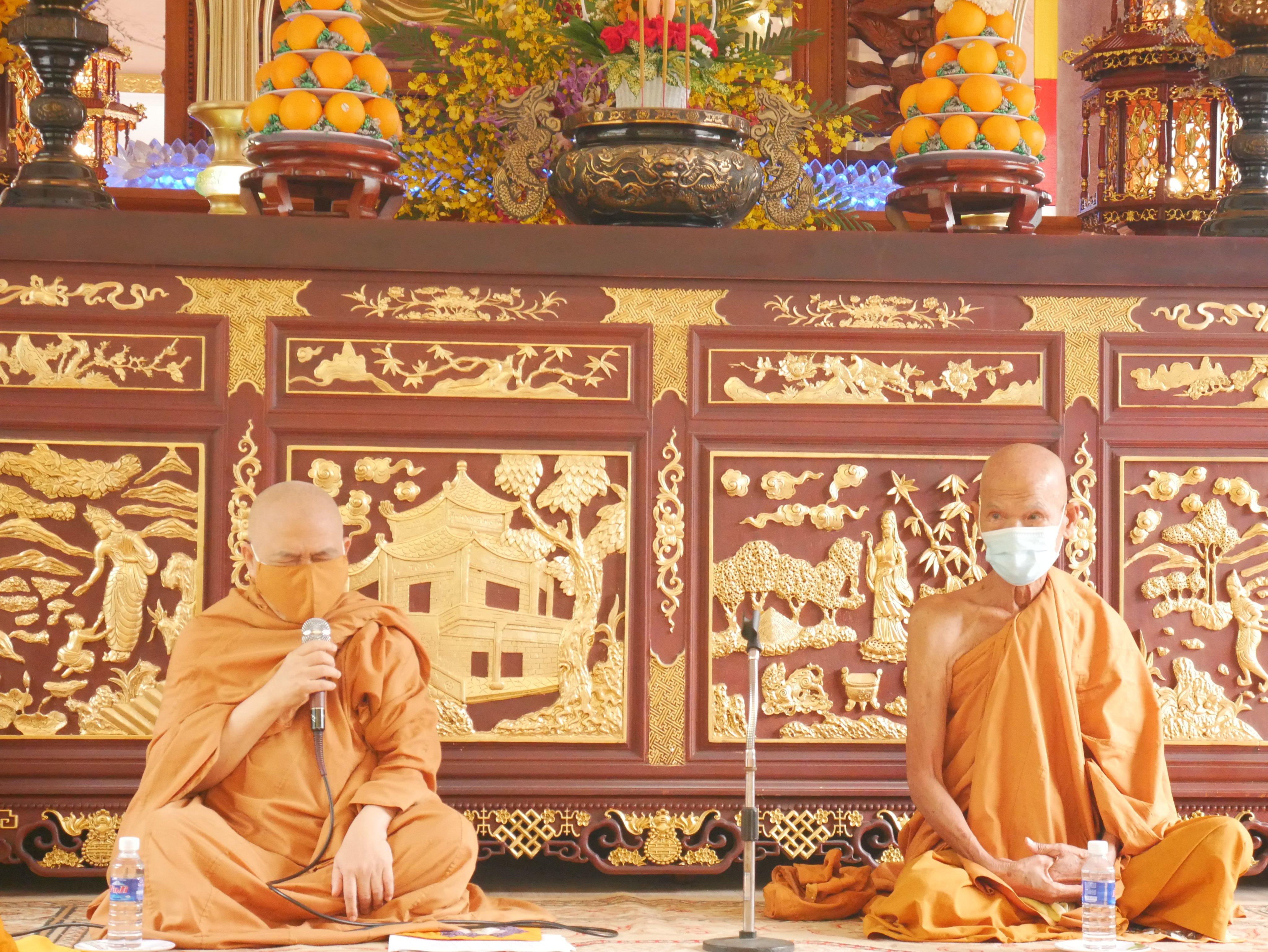 Hòa thượng Thích Giác Tường (trái) và Hòa thượng Thích Giác Toàn (phải) ban lời đạo từ, sách tấn Hòa thượng Thích Giác Tường (trái) và Hòa thượng Thích Giác Toàn (phải) ban lời đạo từ, sách tấn