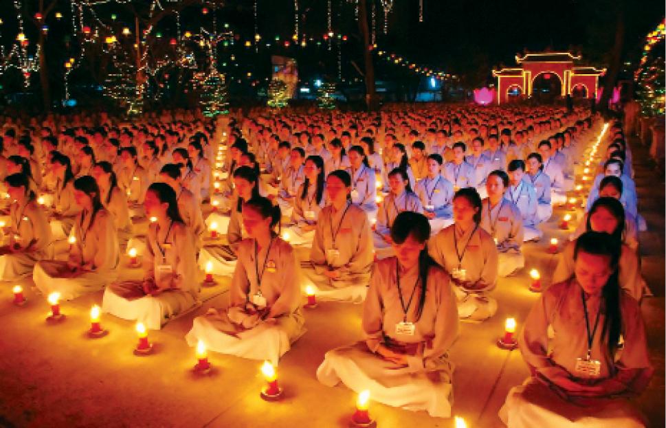 Phật tử niệm Phật tại chùa Hoằng Pháp, Hóc Môn, TP.HCM