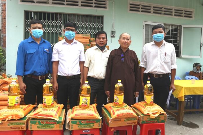 Sư cô Thích nữ Huệ Ngọc, trú xứ chùa Bửu Long, đại diện nhà tài trợ đã trao quà Sư cô Thích nữ Huệ Ngọc, trú xứ chùa Bửu Long, đại diện nhà tài trợ đã trao quà