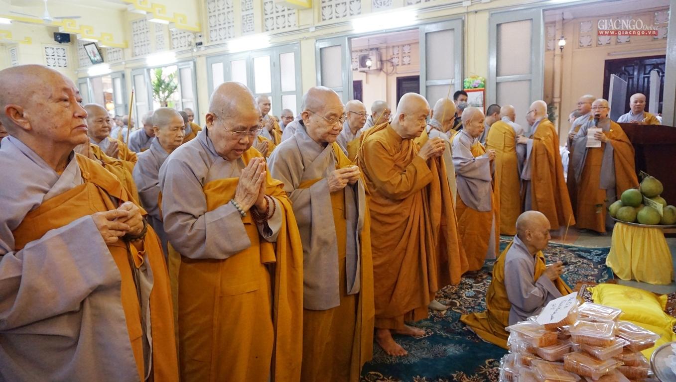 Chư Ni trưởng Phân ban Ni giới Trung ương và TP.HCM thành kính niêm hương tưởng niệm Chư Ni trưởng Phân ban Ni giới Trung ương và TP.HCM thành kính niêm hương tưởng niệm