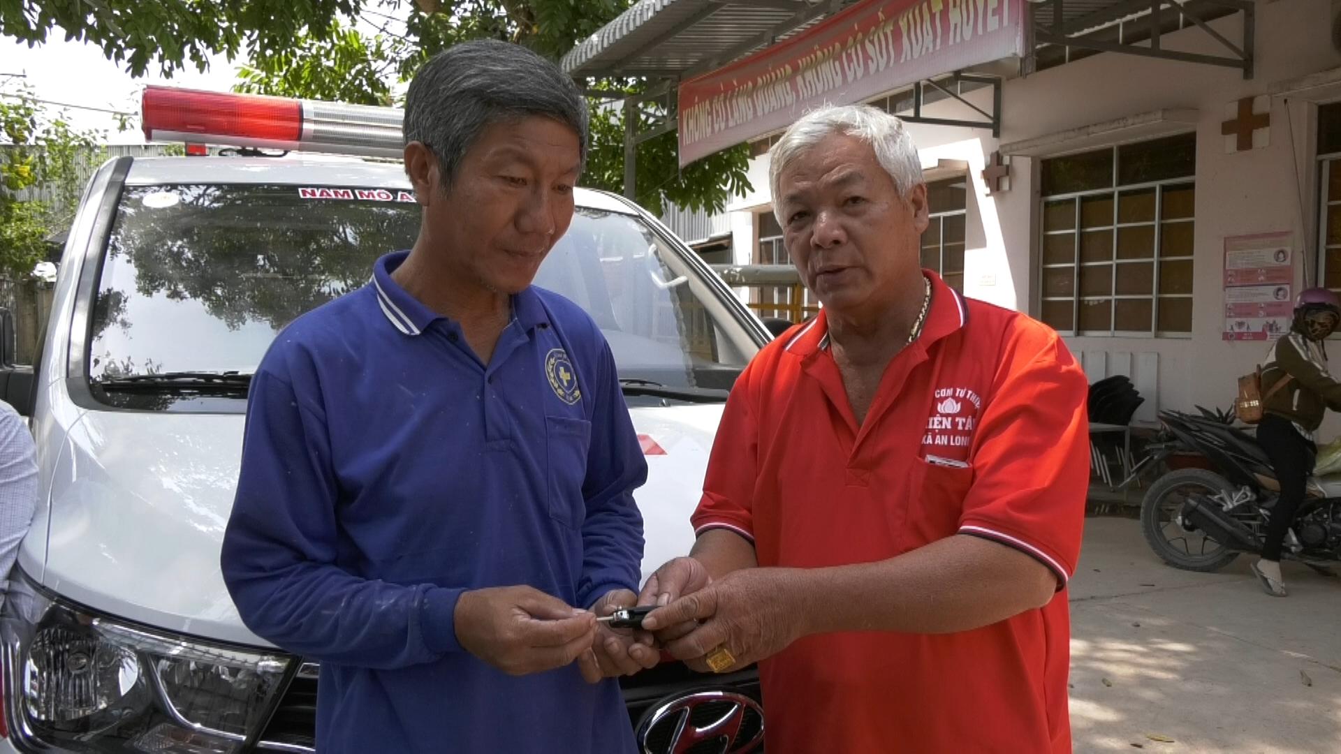 Ông Năm trao chìa khóa xe ô-tô chuyển viện miễn phí đến đại diện Hội Chữ thập đỏ