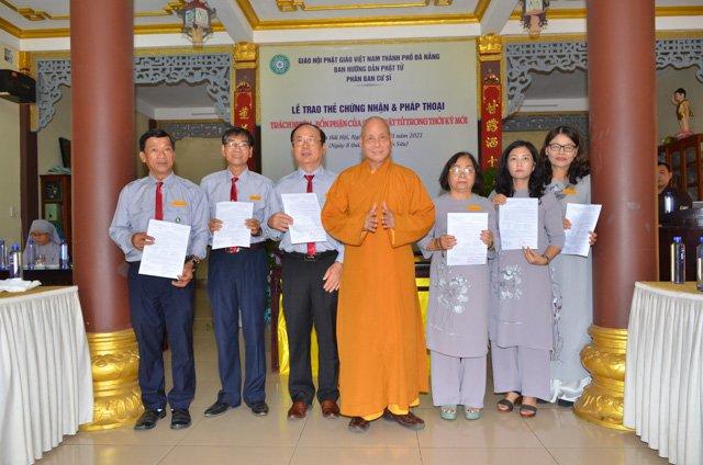 Trao quyết định thành lập Tổ Công tác làm thẻ chứng nhận Phật tử Trao quyết định thành lập Tổ Công tác làm thẻ chứng nhận Phật tử