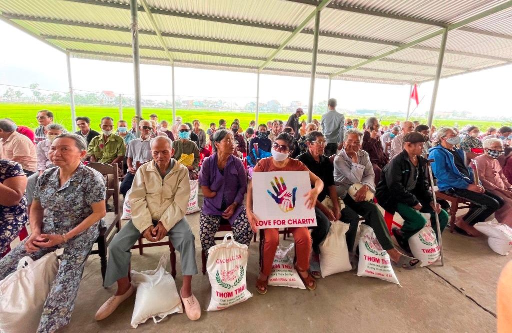 Chùa Diệu Linh trao quà đến người mù thị xã Hương Trà