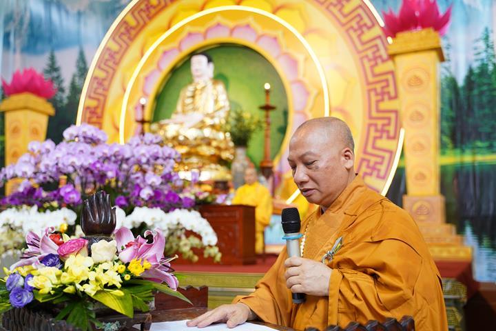 Thượng tọa Thích Chiếu Tuệ phát biểu khai mạc buổi lễ chúc thọ Thượng tọa Thích Chiếu Tuệ phát biểu khai mạc buổi lễ chúc thọ