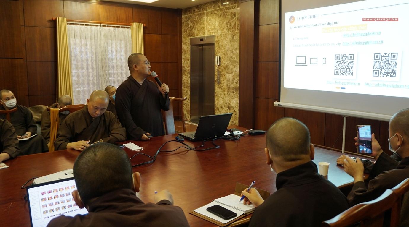 Đại đức Thích Hải Đạt hướng dẫn các thao tác về quy trình nhận và duyệt hồ sơ điện tử