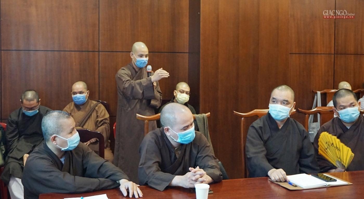 Đại đức Thích Minh Ân, Thư ký Ban Trị sự quận 3 phát biểu tại buổi tập huấn