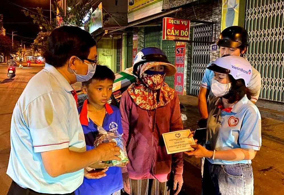 Trao quà đến người nghèo nhặt rác đêm khuya 20-3-2021 Trao quà đến người nghèo nhặt rác đêm khuya 20-3-2021