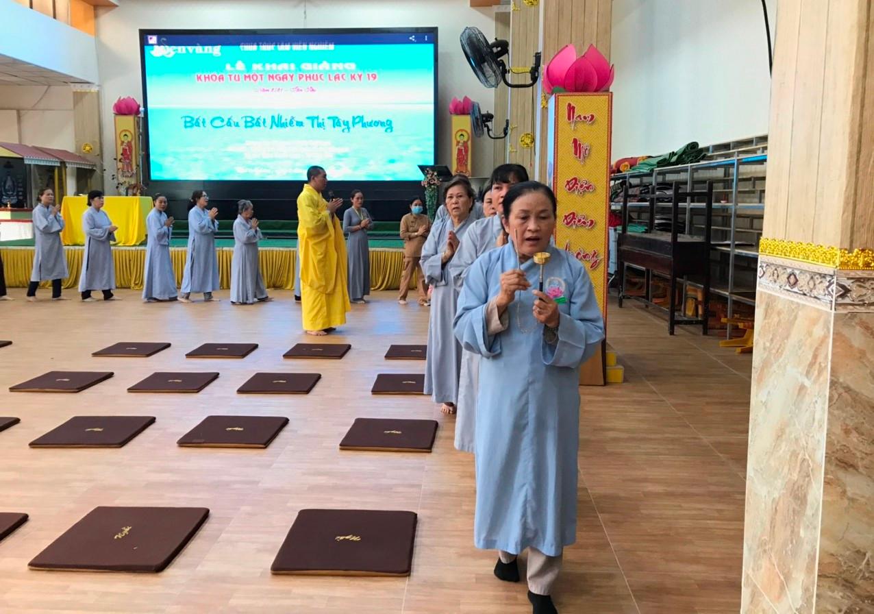 Phật tử kinh hành niệm Phật Phật tử kinh hành niệm Phật