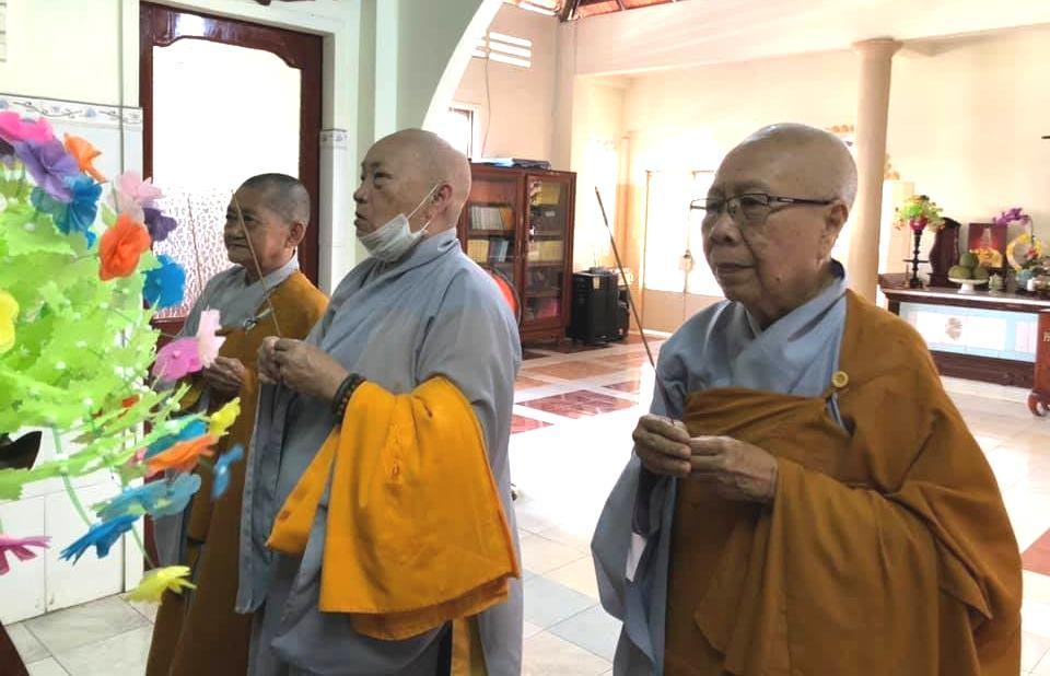 Chư Ni Phân ban Ni giới Phật giáo tỉnh BR-VT niêm hương tưởng niệm Chư Ni Phân ban Ni giới Phật giáo tỉnh BR-VT niêm hương tưởng niệm