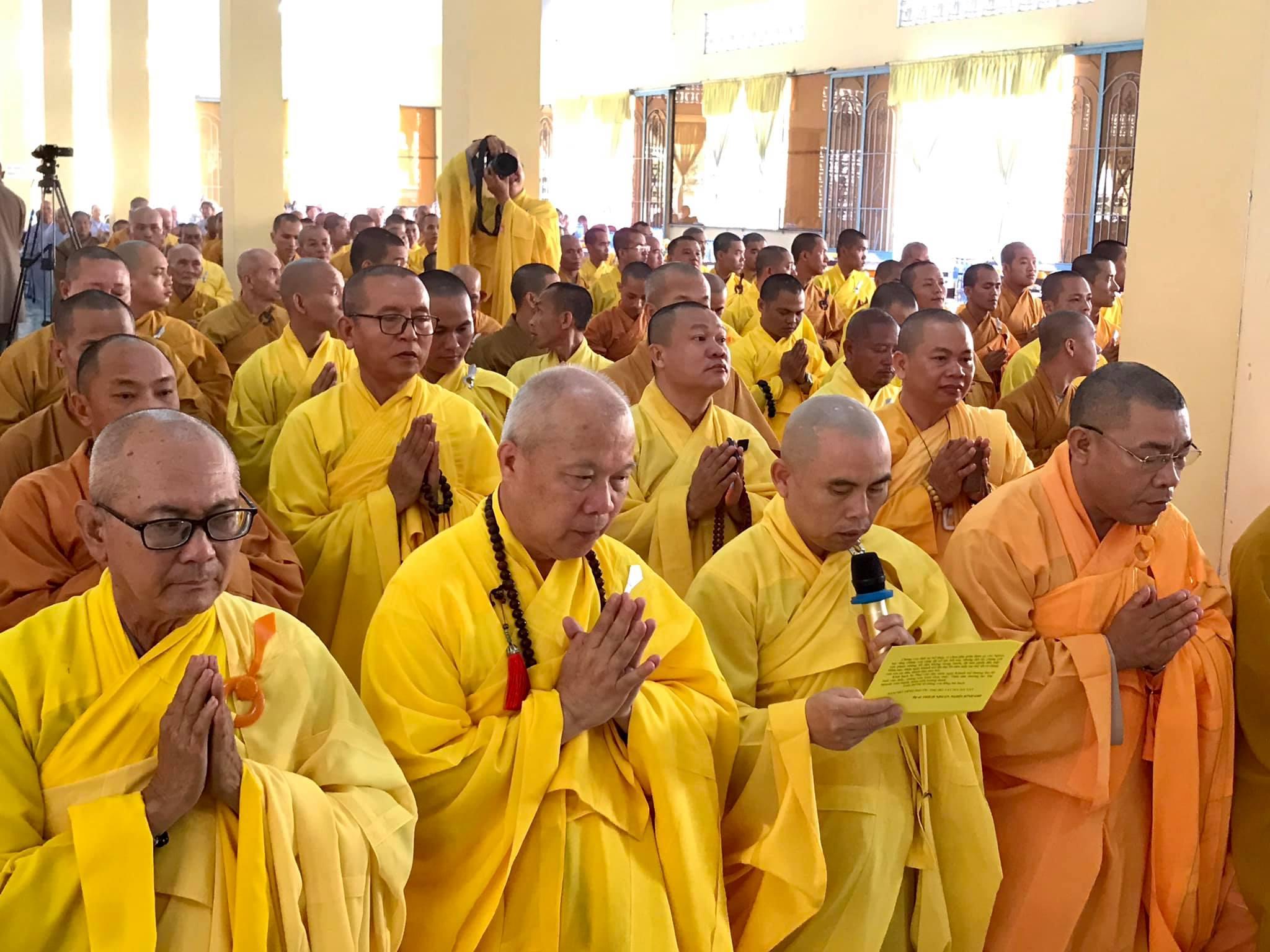 Đại đức Thích Nhuận Nghĩa đại diện chúng đệ tử xuất gia dâng lời khánh tuế đến Hòa thượng Đại đức Thích Nhuận Nghĩa đại diện chúng đệ tử xuất gia dâng lời khánh tuế đến Hòa thượng