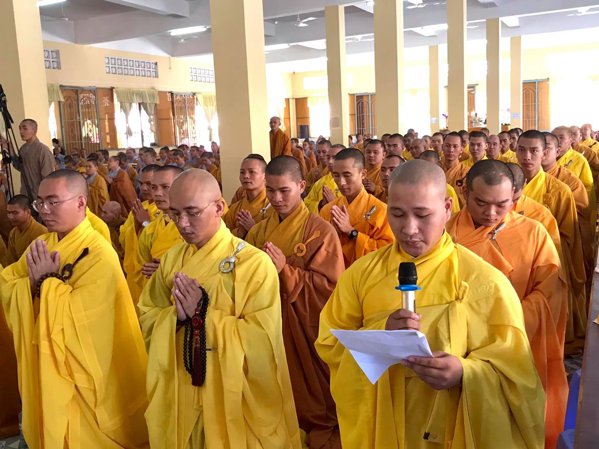 Đại diện Tăng Ni sinh tác bạch khánh tuế dâng lên Hòa thượng Thích Quảng Hiển Đại diện Tăng Ni sinh tác bạch khánh tuế dâng lên Hòa thượng Thích Quảng Hiển