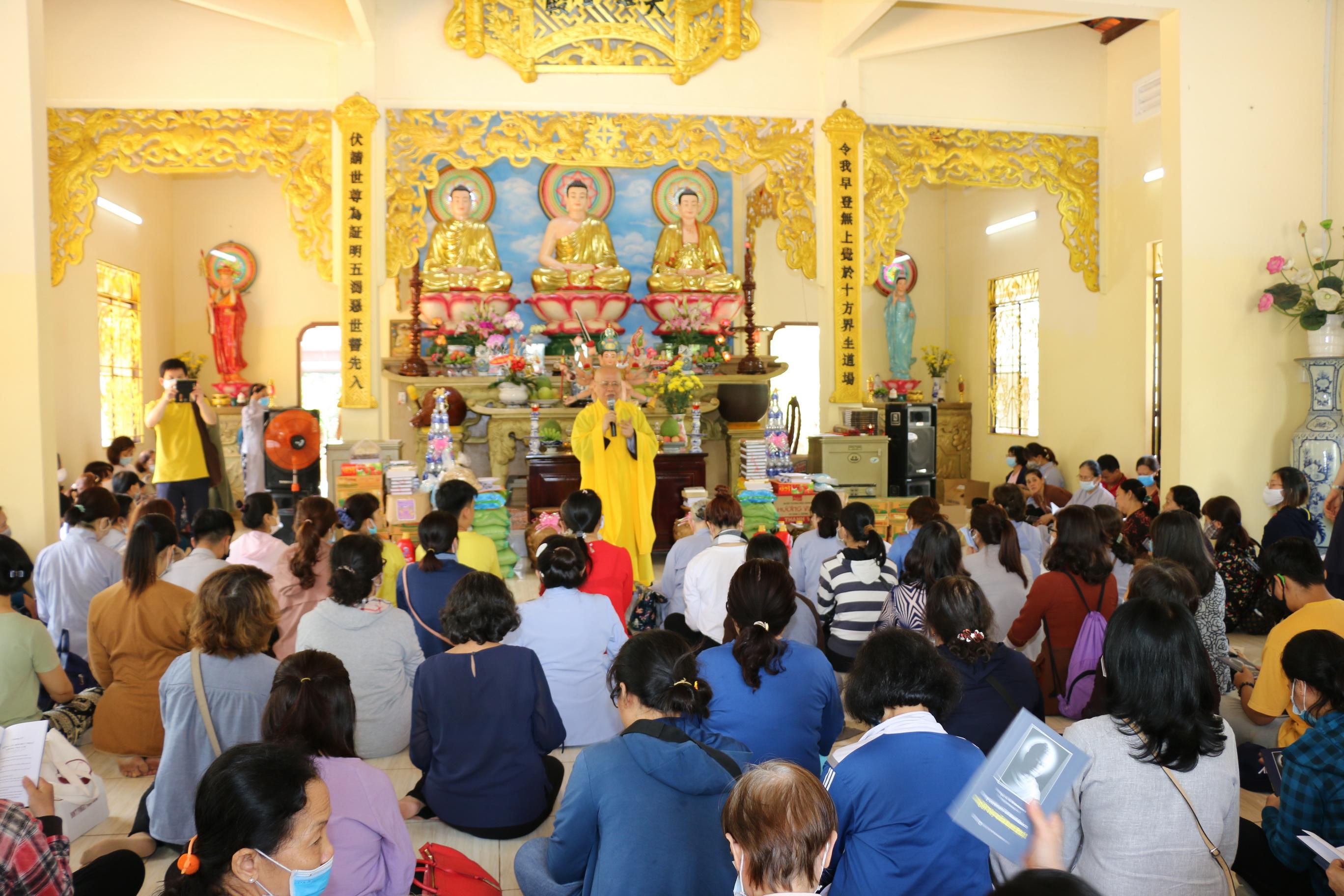 Hòa thượng Thích Chơn Nguyên tán thán công đức của Phật tử trong đoàn - Ảnh: CTV Hòa thượng Thích Chơn Nguyên tán thán công đức của Phật tử trong đoàn - Ảnh: CTV