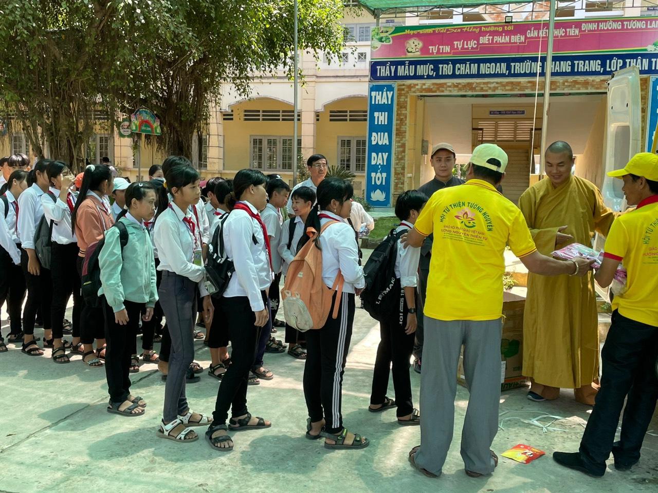 Hội Từ thiện chùa Tường Nguyên trao quà đến học sinh - Ảnh: T.N Hội Từ thiện chùa Tường Nguyên trao quà đến học sinh - Ảnh: T.N