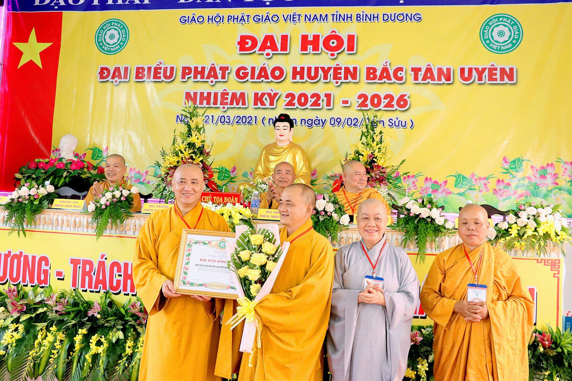 Hòa thượng Thích Huệ Thông trao Bằng Tuyên dương công đức Hòa thượng Thích Huệ Thông trao Bằng Tuyên dương công đức