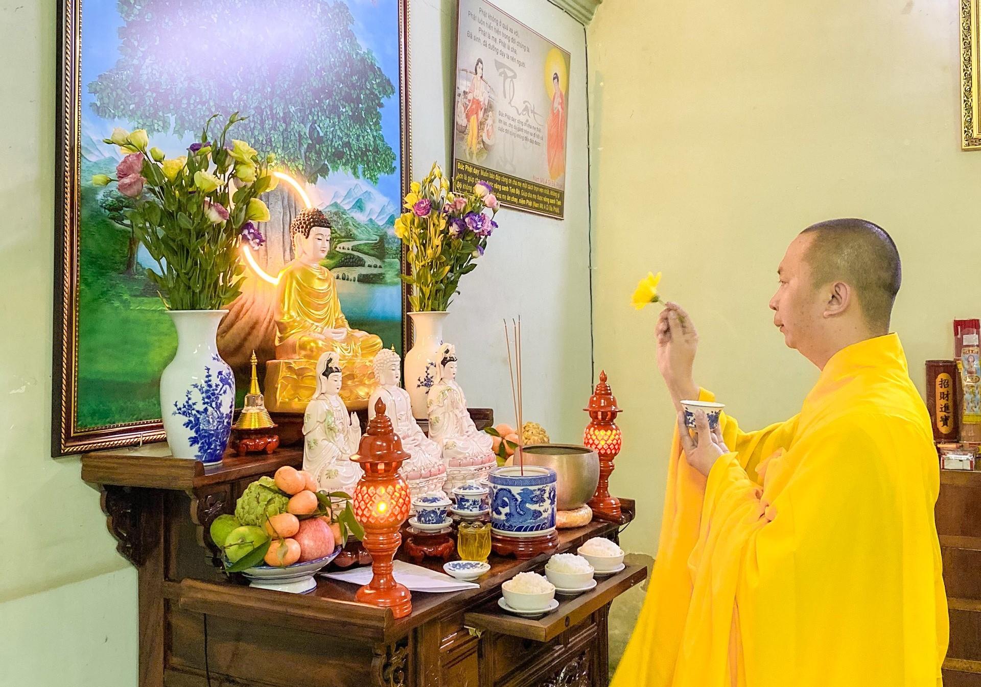 Ban Văn hóa Thông tin đã thiết trí ngôi bàn thờ Tam bảo cho gia đình Phật tử Thành Nhân