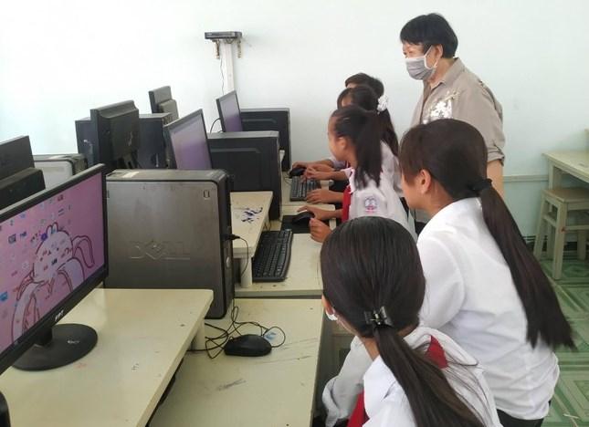 Đại diện quỹ Tương trợ Việt Nam với học sinh bên các máy vi tính mới lắp đặt Đại diện quỹ Tương trợ Việt Nam với học sinh bên các máy vi tính mới lắp đặt