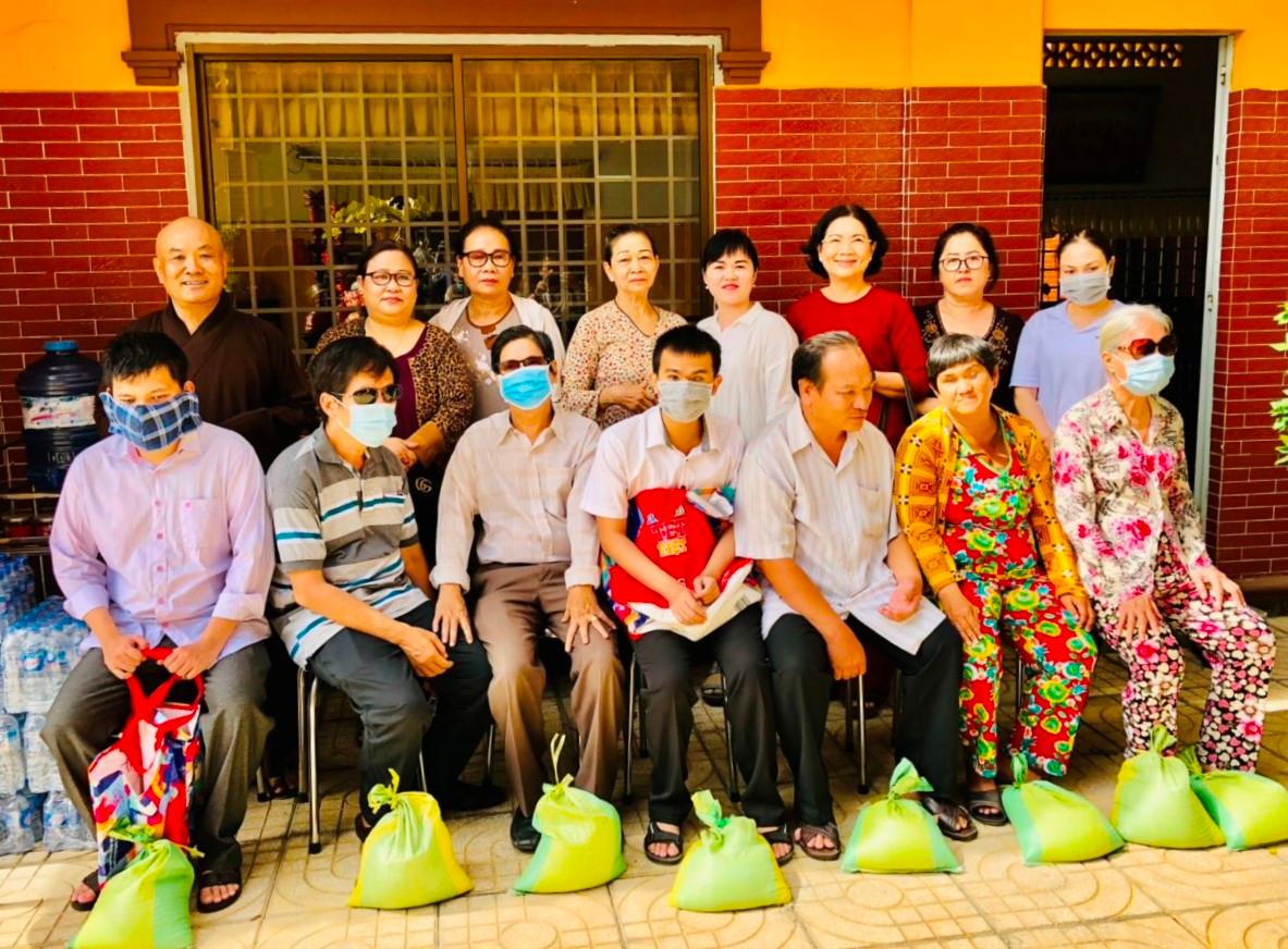 Chùa Thường Quang trao tặng quà đến 150 người khiếm thị khó khăn Chùa Thường Quang trao tặng quà đến 150 người khiếm thị khó khăn