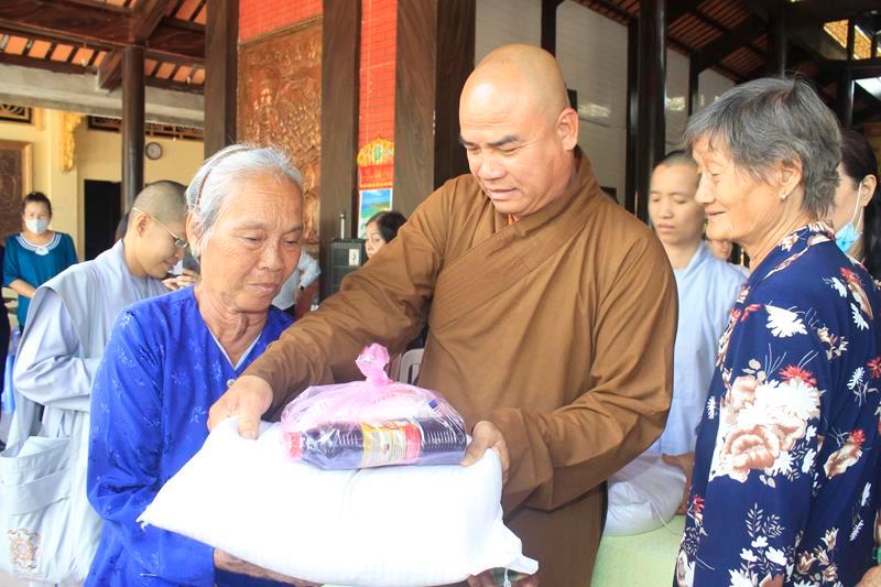 Thượng tọa Thích Tĩnh Triệt trao quà đến người nghèo