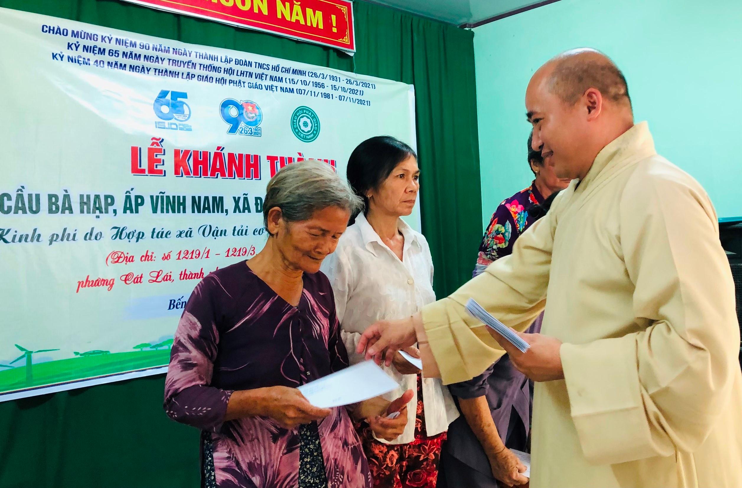 Đại đức Thích Trí Thuận trao quà đến hộ dân có hoàn cảnh khó khăn Đại đức Thích Trí Thuận trao quà đến hộ dân có hoàn cảnh khó khăn