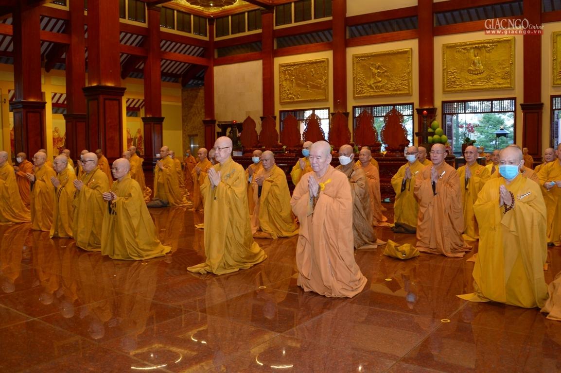 Chư Tăng thành kính đảnh lễ trước Tam bảo Chư Tăng thành kính đảnh lễ trước Tam bảo