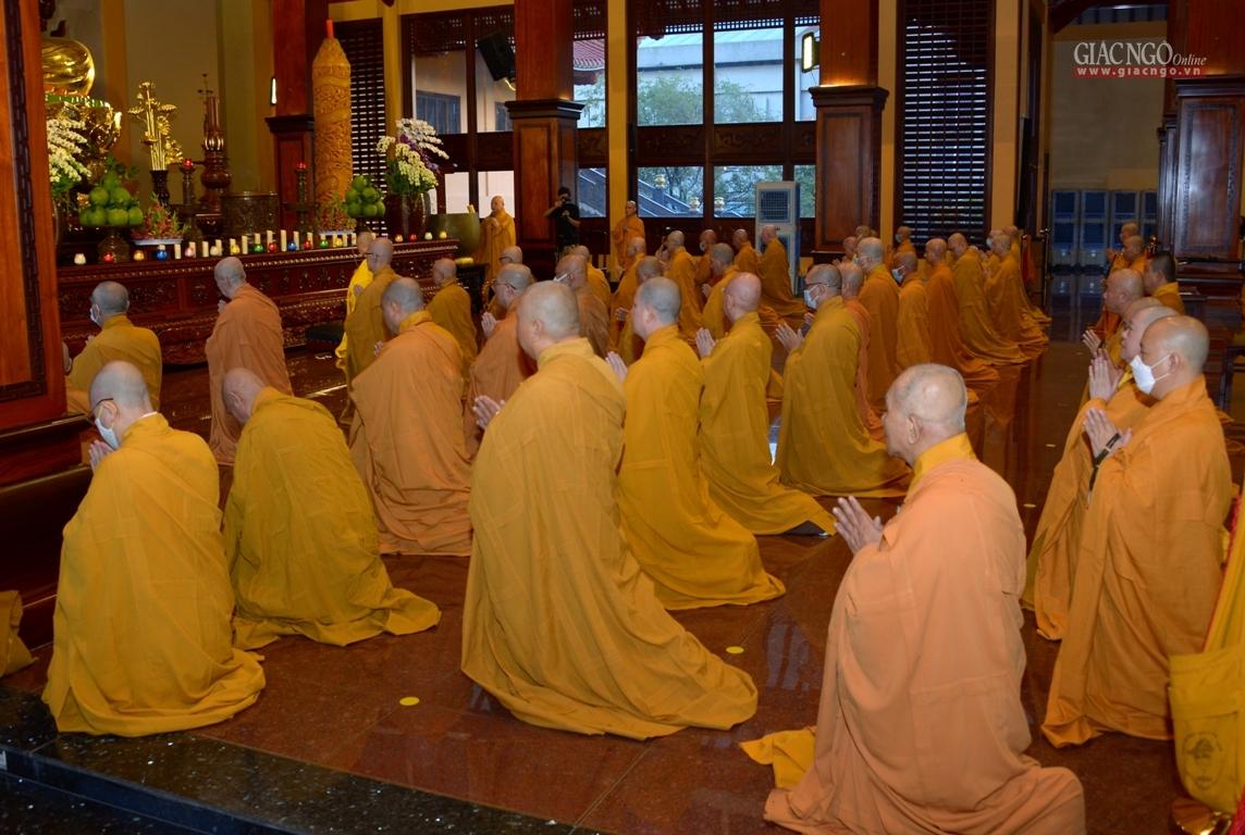 Bố-tát là sinh hoạt truyền thống và đặc thù của Tăng đoàn nhằm nuôi dưỡng các pháp thiện lành Bố-tát là sinh hoạt truyền thống và đặc thù của Tăng đoàn nhằm nuôi dưỡng các pháp thiện lành