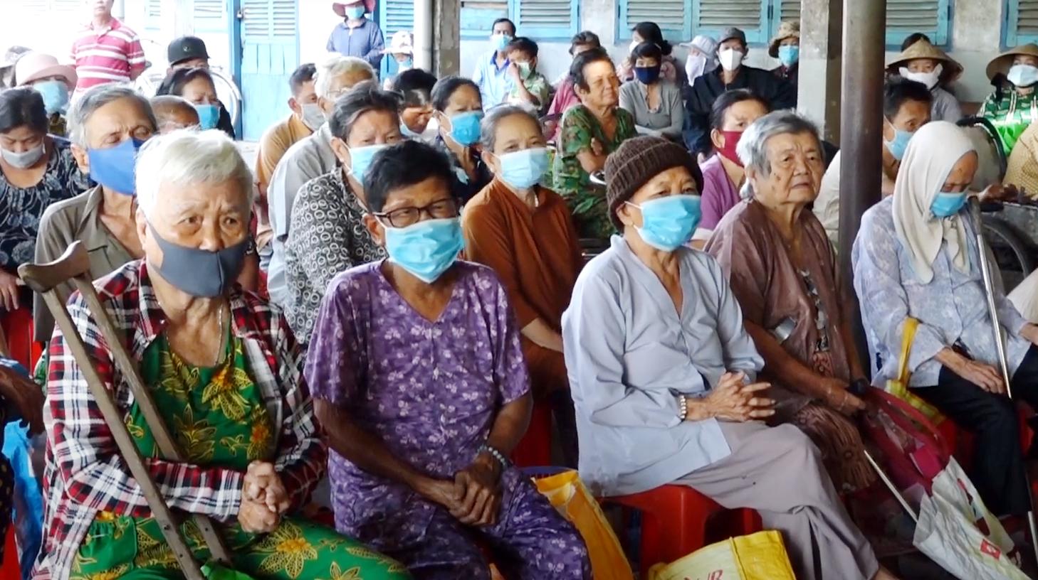 Trao quà đến thành viên Trại phong Bình Minh Trao quà đến thành viên Trại phong Bình Minh