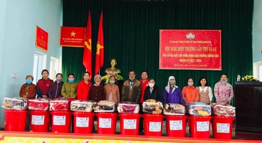 Tặng quà đến gia đình đặc biệt khó khăn bị ảnh hưởng bởi của bão lũ năm 2020 Tặng quà đến gia đình đặc biệt khó khăn bị ảnh hưởng bởi của bão lũ năm 2020