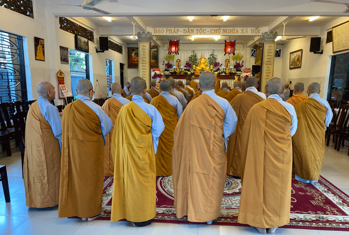 Chư Ni thành kính tưởng niệm Đức Thánh Tổ Ni Đại Ái Đạo và chư Ni trưởng tiền bối hữu công Chư Ni thành kính tưởng niệm Đức Thánh Tổ Ni Đại Ái Đạo và chư Ni trưởng tiền bối hữu công