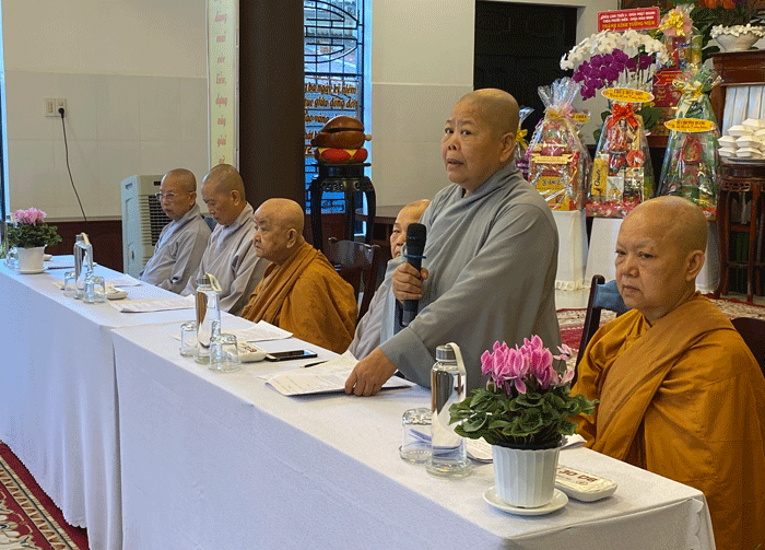 Ni trưởng Thích nữ Tịnh Nghiêm chia sẻ tại buổi họp Ni trưởng Thích nữ Tịnh Nghiêm chia sẻ tại buổi họp