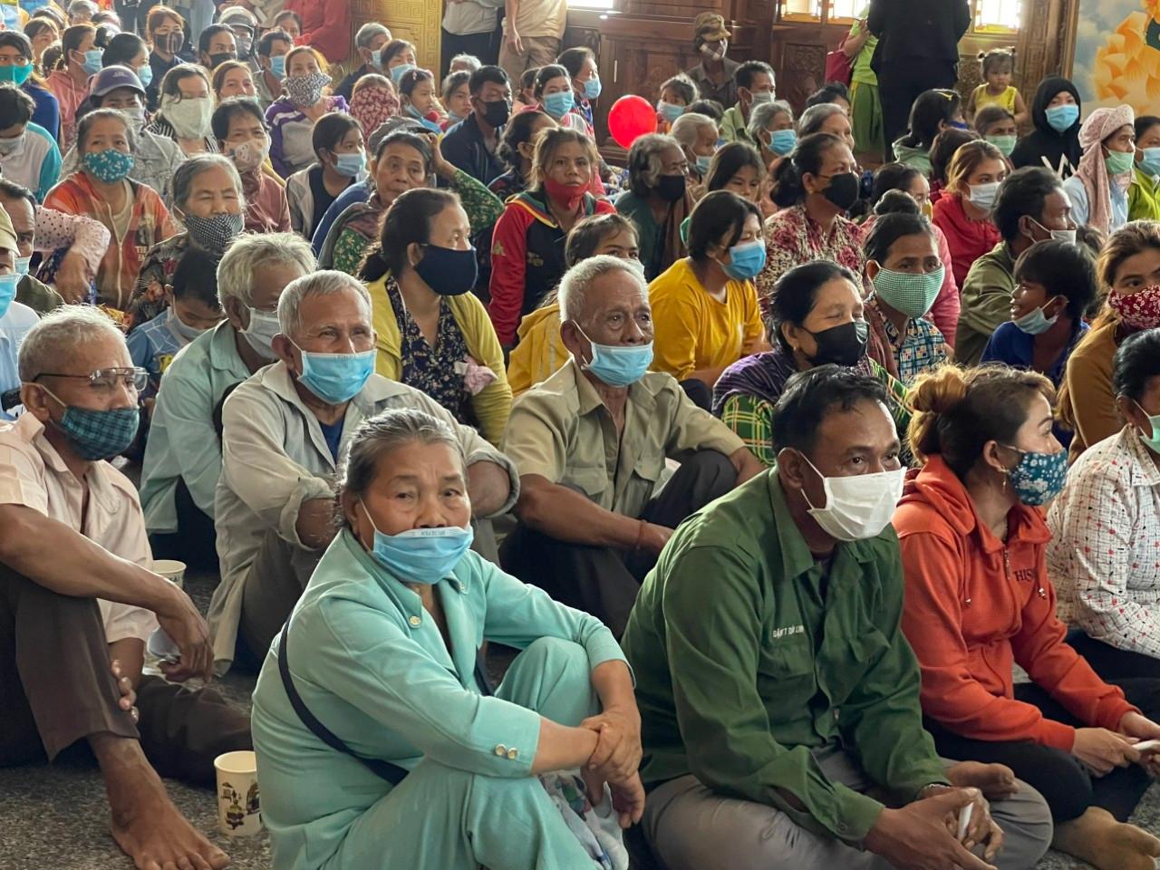 Đồng bào vùng biên giới huyện Lộc Ninh chuẩn bị nhận quà